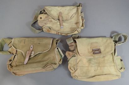 Trois musettes de masque à gaz ANP 31. Taches...