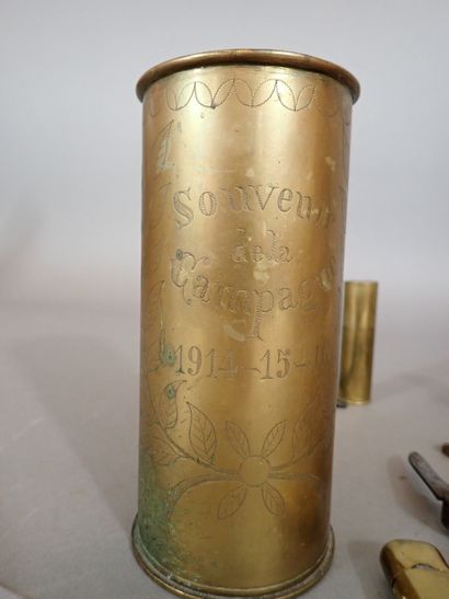 Lot d’artisanat de tranchée: Douille gravée,...