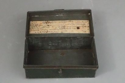 Petite boite en tôle peinte verte avec numéro...