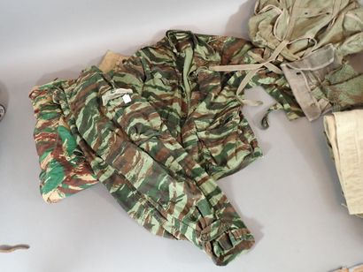 Lot d’uniforme français années 70-80: veste,...