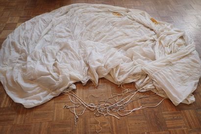 Voilure de parachute blanc datée 1954, fabrication...