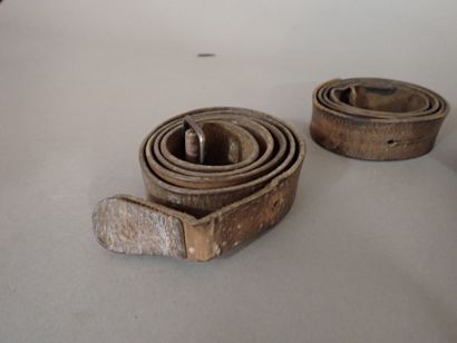 Trois bretelles en cuir pour fusils français,...