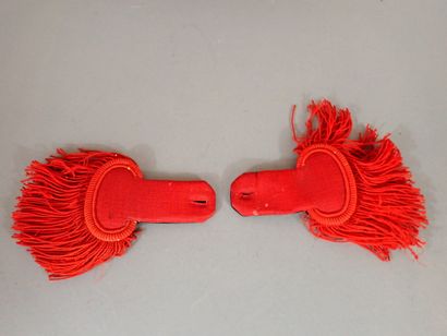 Paire d’épaulettes en tissu rouge doublé...
