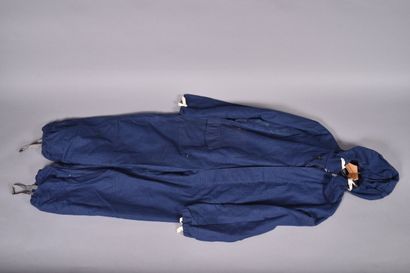 Combinaison en tissu bleu foncé, à une poche...