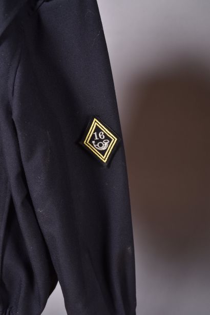 Deux uniformes d’un sous-lieutenant du 16e...