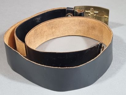 Ceinturon en cuir noir, avec boucle en laiton...