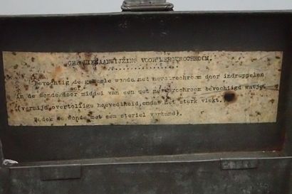 Petite boite en tôle peinte verte avec numéro...