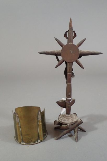 Artisanat de tranchée: crucifix, souvenir...