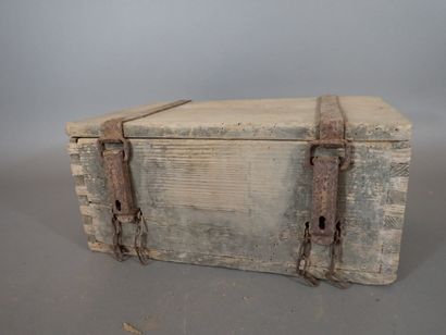 Caisse à munitions allemande en bois peint...