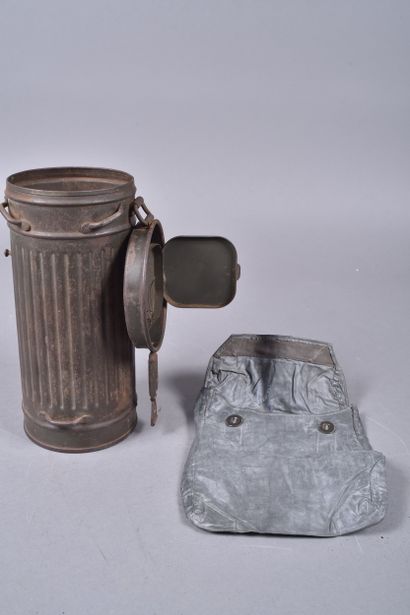 Boitier impacté de masque à gaz modèle 1938,...