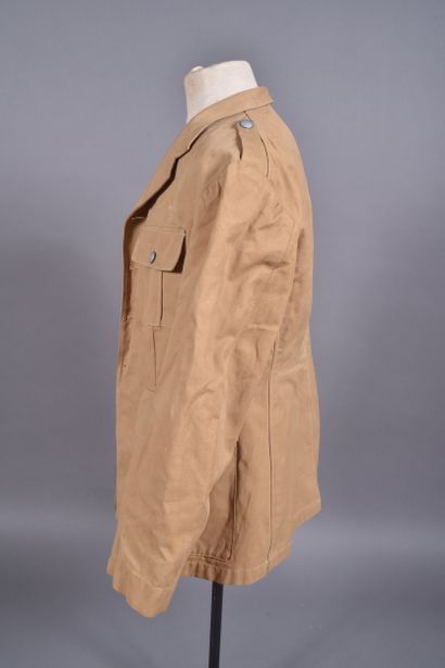 Veste à quatre poches en toile sable. Bouton...