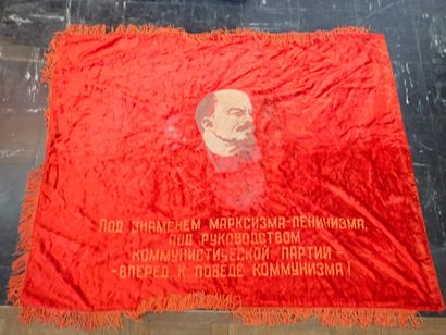 Grand drapeau soviétique en velours rouge...