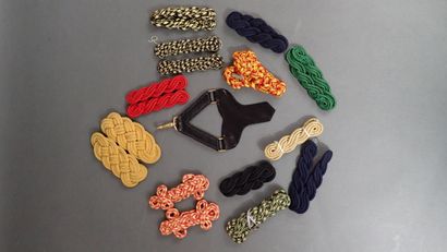 14 paires d’épaulettes fantaisies en cordon...