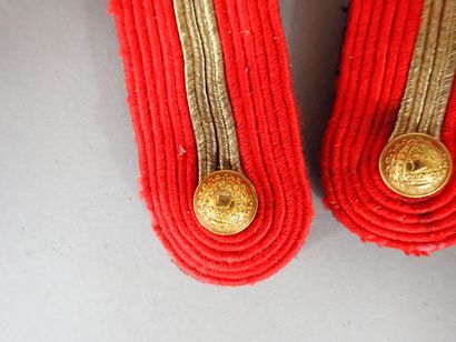 10 paires d’épaulettes et 10 fourragères...