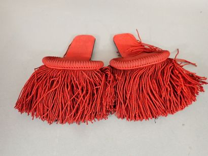 Paire d’épaulettes en tissu rouge doublé...