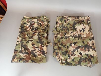 Deux demi-toiles de tente en tissu camouflé...
