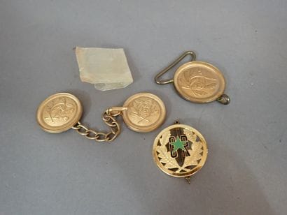 Lot avec insigne de béret d’une garde républicaine...