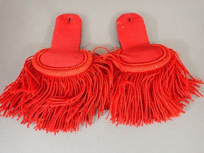 Paire d’épaulettes en tissu rouge doublé...