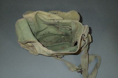 Trois musettes de masque à gaz ANP 31. Taches...