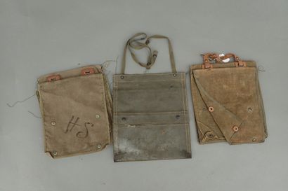 Trois porte-cartes d’officier français. Années...