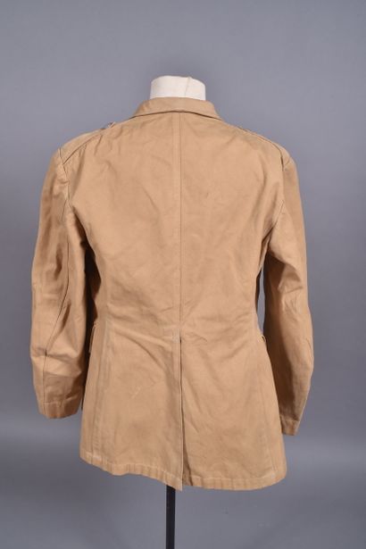 Veste à quatre poches en toile sable. Bouton...