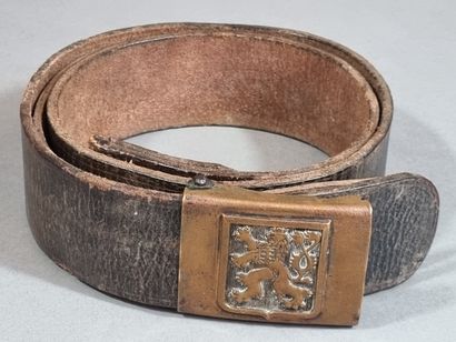 Ceinturon en cuir brun avec boucle aux armes...