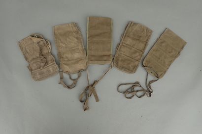 Cinq porte-grenades à trois poches en toile....