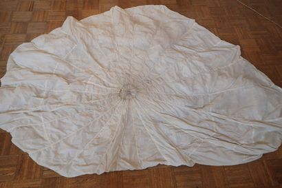 Voilure de parachute blanc datée 1954, fabrication...
