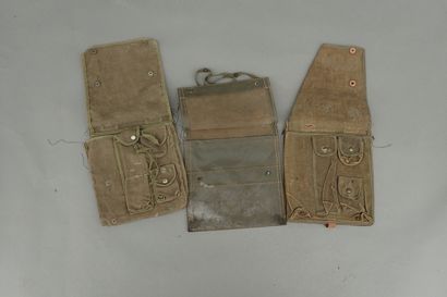 Trois porte-cartes d’officier français. Années...