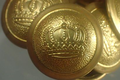 Lot de 23 boutons dorés, à motif de couronne...