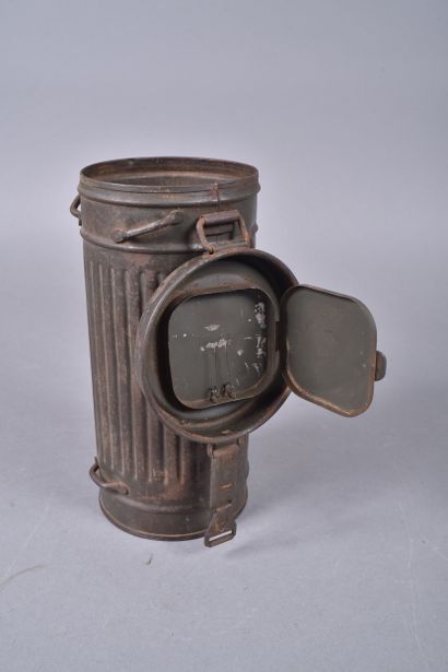 Boitier impacté de masque à gaz modèle 1938,...