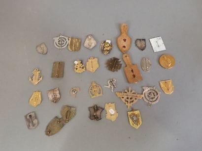 Lot d’une trentaine d’insignes régimentaires...