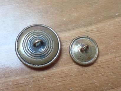 Ensemble de 3 boutons dont un de la garde...