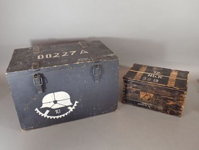 Deux caisses militaires en bois un petite...
