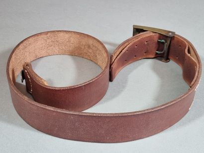 Ceinturon en cuir brun avec boucle en laiton...
