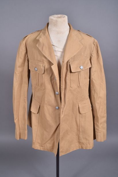Veste à quatre poches en toile sable. Bouton...