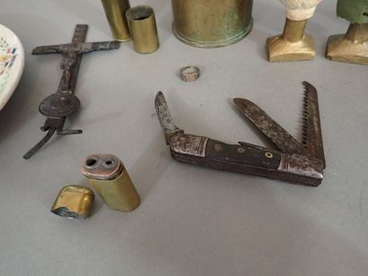 Lot d’artisanat de tranchée: Douille gravée,...