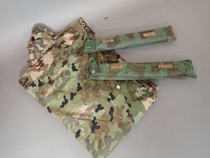 Une demi-tente en toile camouflée, de forme...