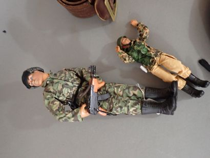 Lot: trois ceinturons en cuir dont un modèle...