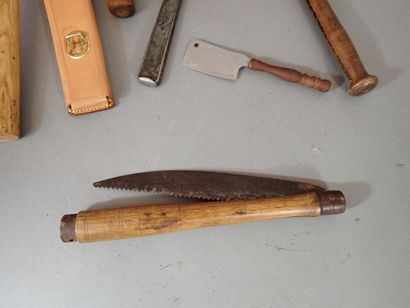 Lot d’outils dont 4 hachettes (dont un pic-hache...