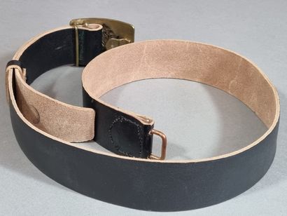 Ceinturon en cuir noir, avec boucle en laiton...