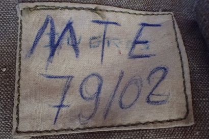 Trois sacs à paquetage en toile verte, un...