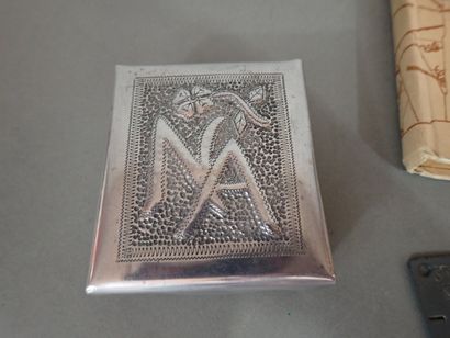 Souvenirs de prisonnier: une boite en métal...