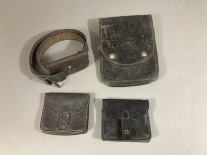 Lot d’équipements en cuir noir: un porte-carte...