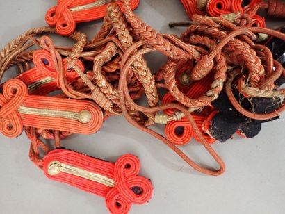 13 épaulettes et 7 fourragères de la Garde...