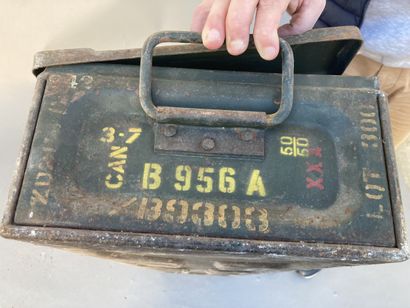 Grande caisse à munitions britannique datée...