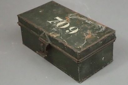 Petite boite en tôle peinte verte avec numéro...