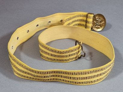 Ceinturon en toile jaune avec boucle en laiton...