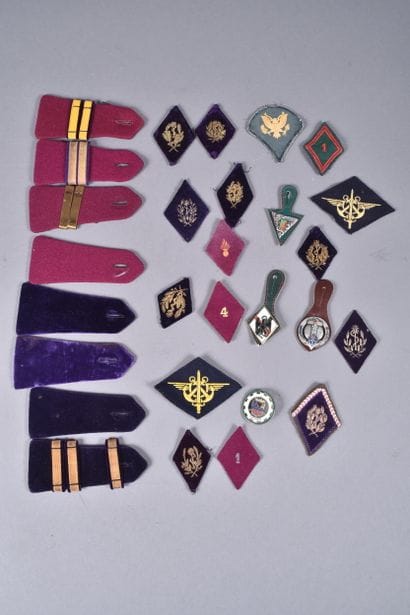 Lot d’insignes français et étrangers en tissu...