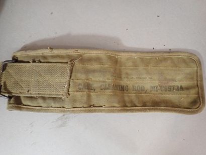 Une musette américaine modèle 1945 (taches,...